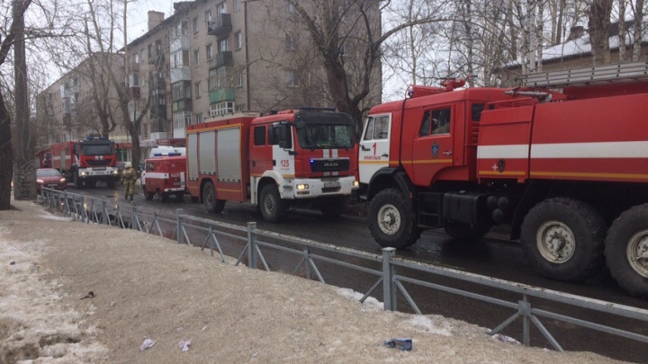 «К квартире имелся свободный доступ»: в Архангельске загорелся жилой дом, трое человек эвакуированы