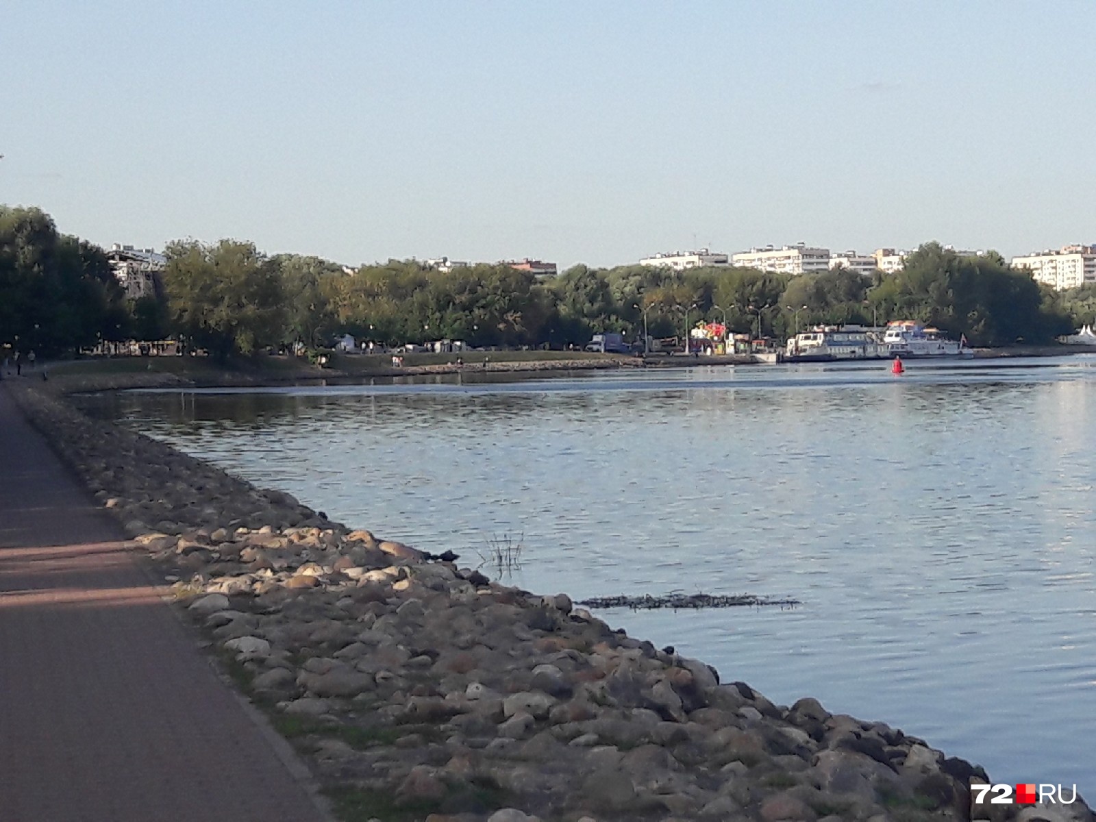 Водоемы в Москве тоже не обносят заборами. Видимо, дети на роликах и велосипедах постоянно падают в воду только в Тюмени Водоемы в Москве тоже не обносят заборами. Видимо, дети на роликах и велосипедах постоянно падают в воду только в Тюмени 