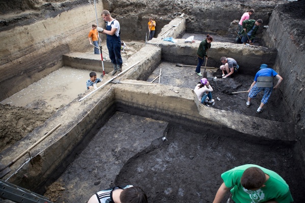 Археологи — студенты и преподаватели — на раскопках «Омской стоянки» у санатория «Рассвет»