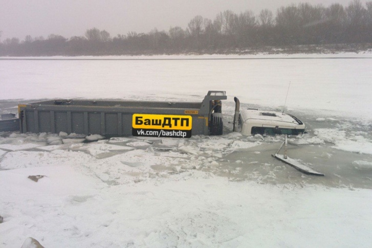 Водителя спасти не смогли, он умер до приезда врачей Водителя спасти не смогли, он умер до приезда врачей