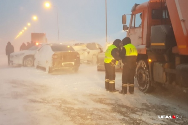 Официально причиной <a href="https://ufa1.ru/text/incidents/66011035/" target="_blank" ДТП</a> назвали плохую видимость, но автоинструктор Даниил Виноградов уверен, что виноваты всегда сами водители