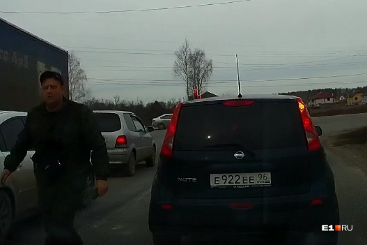 Мужчина за рулем Nissan сначала обругал оппонента матом, а затем пытался подрезать его автомобиль на трассе Мужчина за рулем Nissan сначала обругал оппонента матом, а затем пытался подрезать его автомобиль на трассе