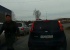 В Екатеринбурге автохам на Nissan устроил дорожные разборки, пытаясь подрезать другую машину: видео