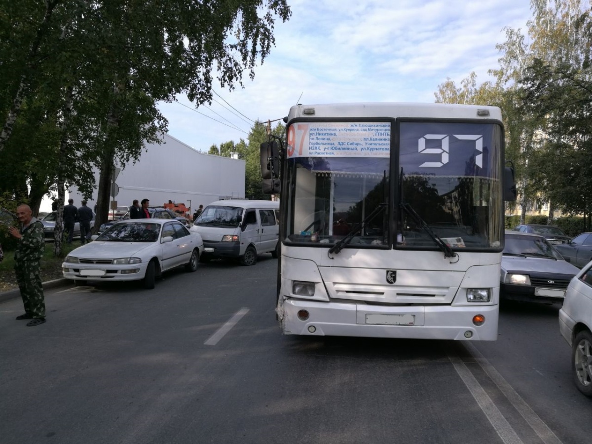 Три автобуса с пассажирами попали в аварию в Калининском районе |  05.09.2017 | Новосибирск - БезФормата