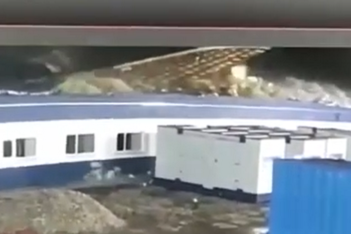 В Ярославле ураган сорвал крышу завода. Видео