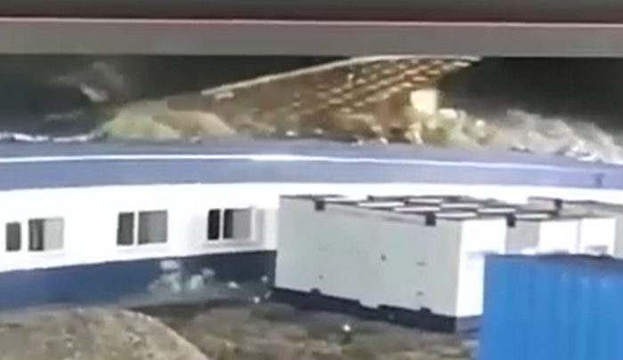 В Ярославле ураган сорвал крышу завода. Видео