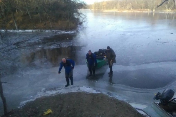 Водолазы работали на неокрепшем льду Волги Водолазы работали на неокрепшем льду Волги