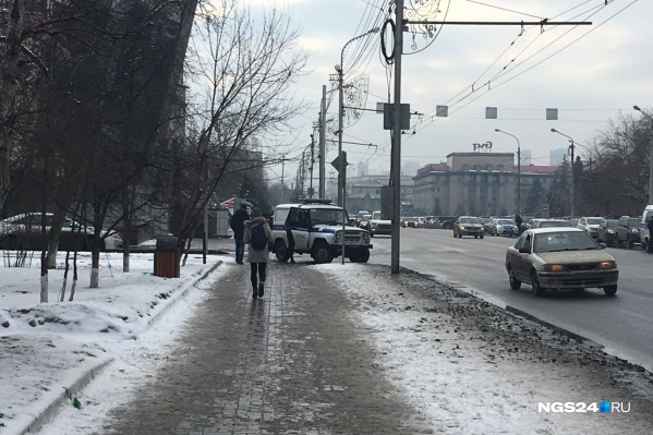 Автомобили полиции стоят по периметру Автомобили полиции стоят по периметру