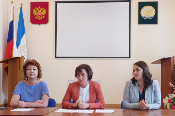 Альфия Галиева (крайняя справа) в прошлом — налоговый инспектор Альфия Галиева (крайняя справа) в прошлом — налоговый инспектор 