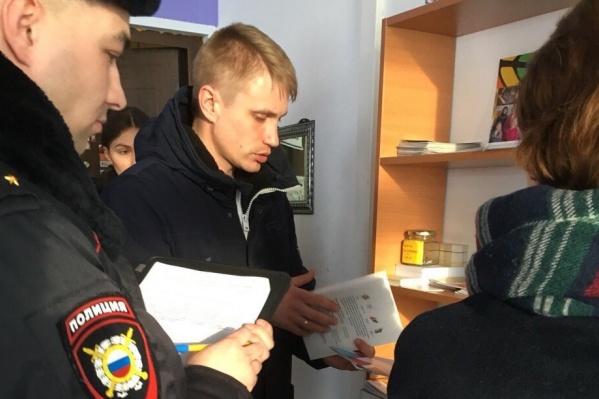 Днем в офис «Ракурса» пришли люди в форме, изымают бумаги Днем в офис «Ракурса» пришли люди в форме, изымают бумаги