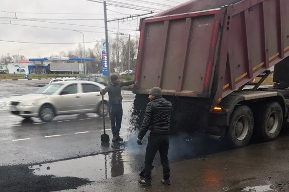 Засыпают асфальт прямо в лужи Засыпают асфальт прямо в лужи