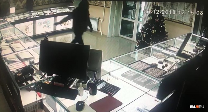 Мужчины ограбили салон в декабре прошлого года Мужчины ограбили салон в декабре прошлого года