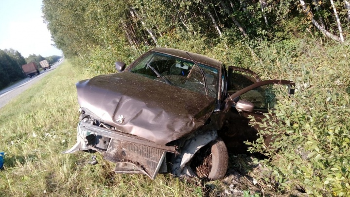На Серовском тракте водитель Peugeot уснул за рулём и улетел в кювет
