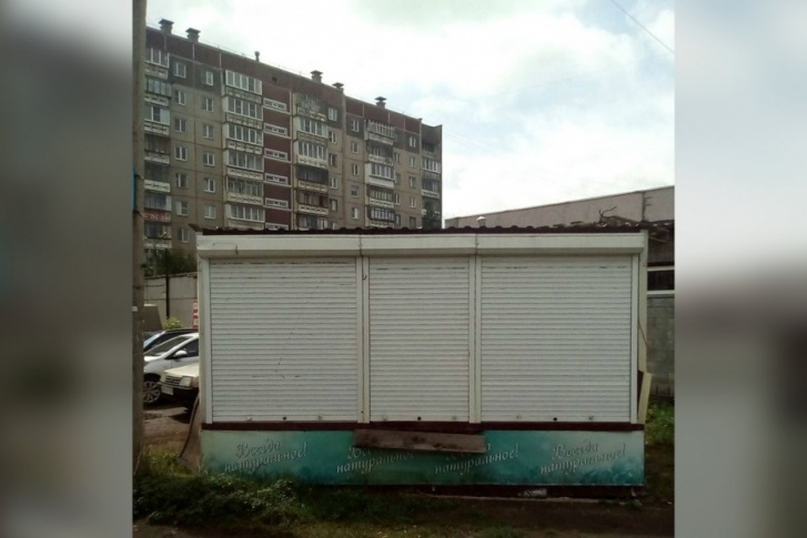 Очередной незаконный киоск на днях установили на газоне около дома № 11 на улице 250-летия Челябинска. Жители вызывали полицию, но газон отстоять не удалось