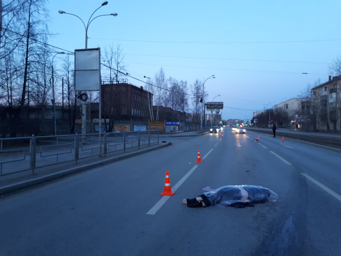 Владелец Mercedes, чей автомобиль сбил насмерть мужчину на Донбасской,  пришёл в ГИБДД | 23.04.2018 | Екатеринбург - БезФормата