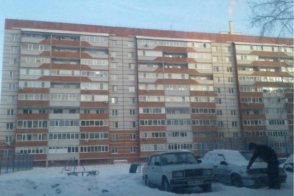 Нападавший дождался, пока во дворе дома никого не будет, после чего подошёл к тюменке Нападавший дождался, пока во дворе дома никого не будет, после чего подошёл к тюменке