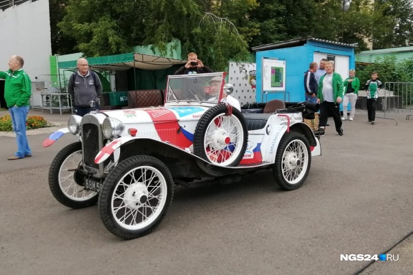 Английский ретроавтомобиль 1937 года Английский ретроавтомобиль 1937 года