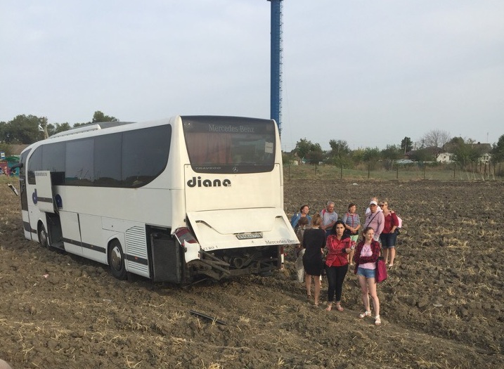 «Водитель хотел нагнать потерянное время»: автобус из Волжского улетел в кювет в Краснодарском крае