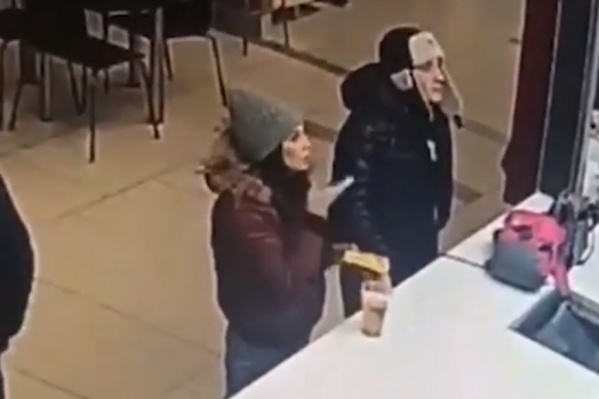 Парню помогала девушка Парню помогала девушка 