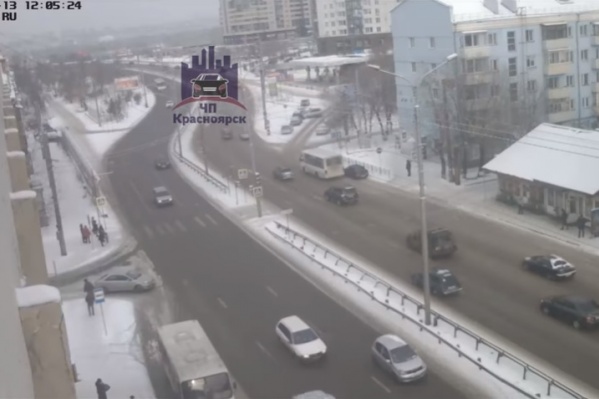 Авария произошла на улице Мичурина в районе остановки «Поликлиника» Авария произошла на улице Мичурина в районе остановки «Поликлиника»