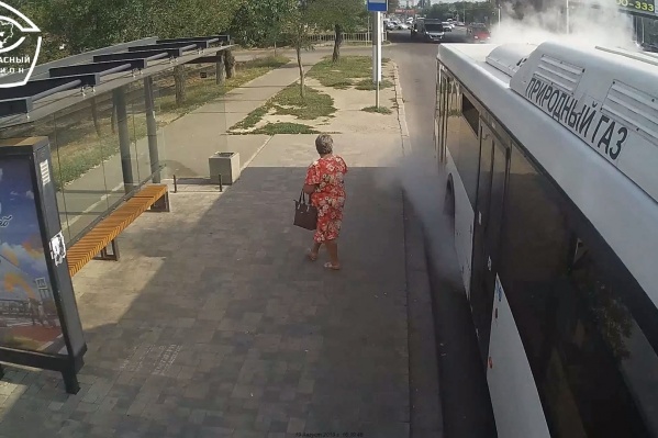 Автобус сдался под натиском вернувшегося в город солнца Автобус сдался под натиском вернувшегося в город солнца