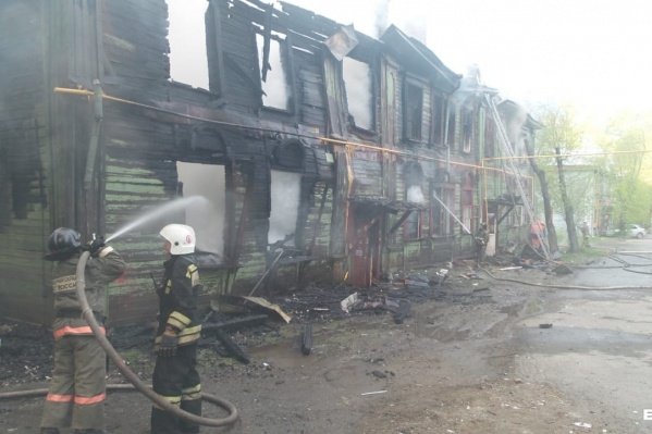 Дом на Самаркандской, 19 почти полностью выгорел еще летом прошлого года Дом на Самаркандской, 19 почти полностью выгорел еще летом прошлого года