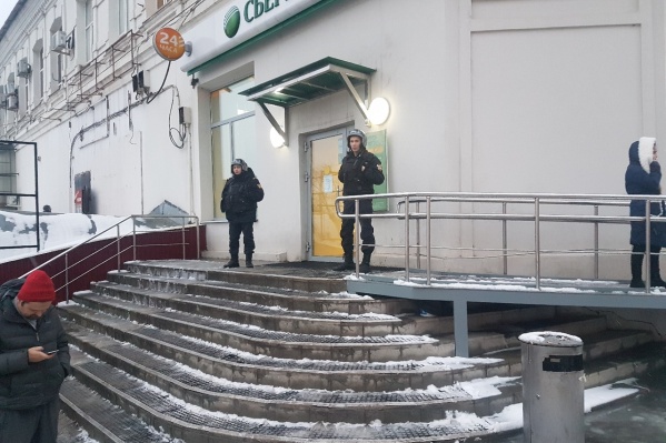 Чтобы разобраться с ситуацией в банке, на место прибыли сотрудники Росгвардии и полиции Чтобы разобраться с ситуацией в банке, на место прибыли сотрудники Росгвардии и полиции 