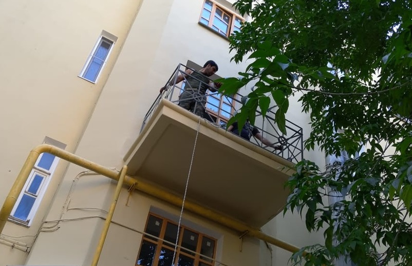 «Хотелось видеть единый стиль»: в Волгограде балконы довоенного дома обнесли новыми решетками