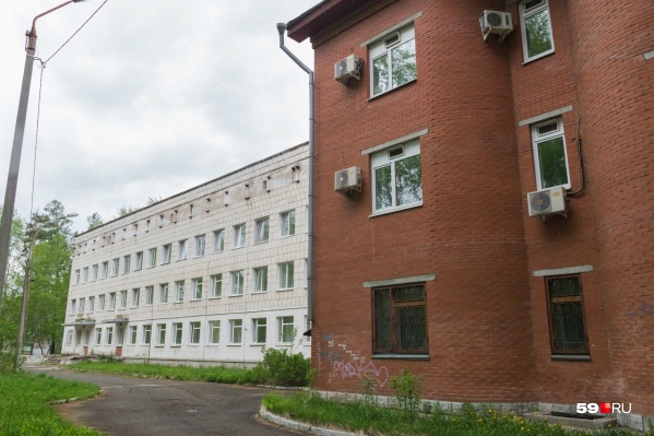Это закамская городская клиническая больница № 21. Теперь она стала филиалом ГКБ имени Гринберга Это закамская городская клиническая больница № 21. Теперь она стала филиалом ГКБ имени Гринберга