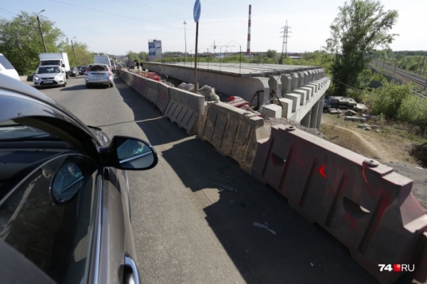 Автомобилисты много лет просили избавить мост от множества ям Автомобилисты много лет просили избавить мост от множества ям