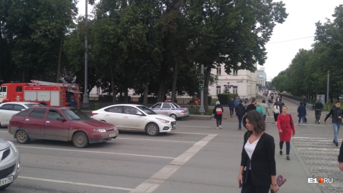 На другой стороне дороги — тот самый пакет На другой стороне дороги — тот самый пакет