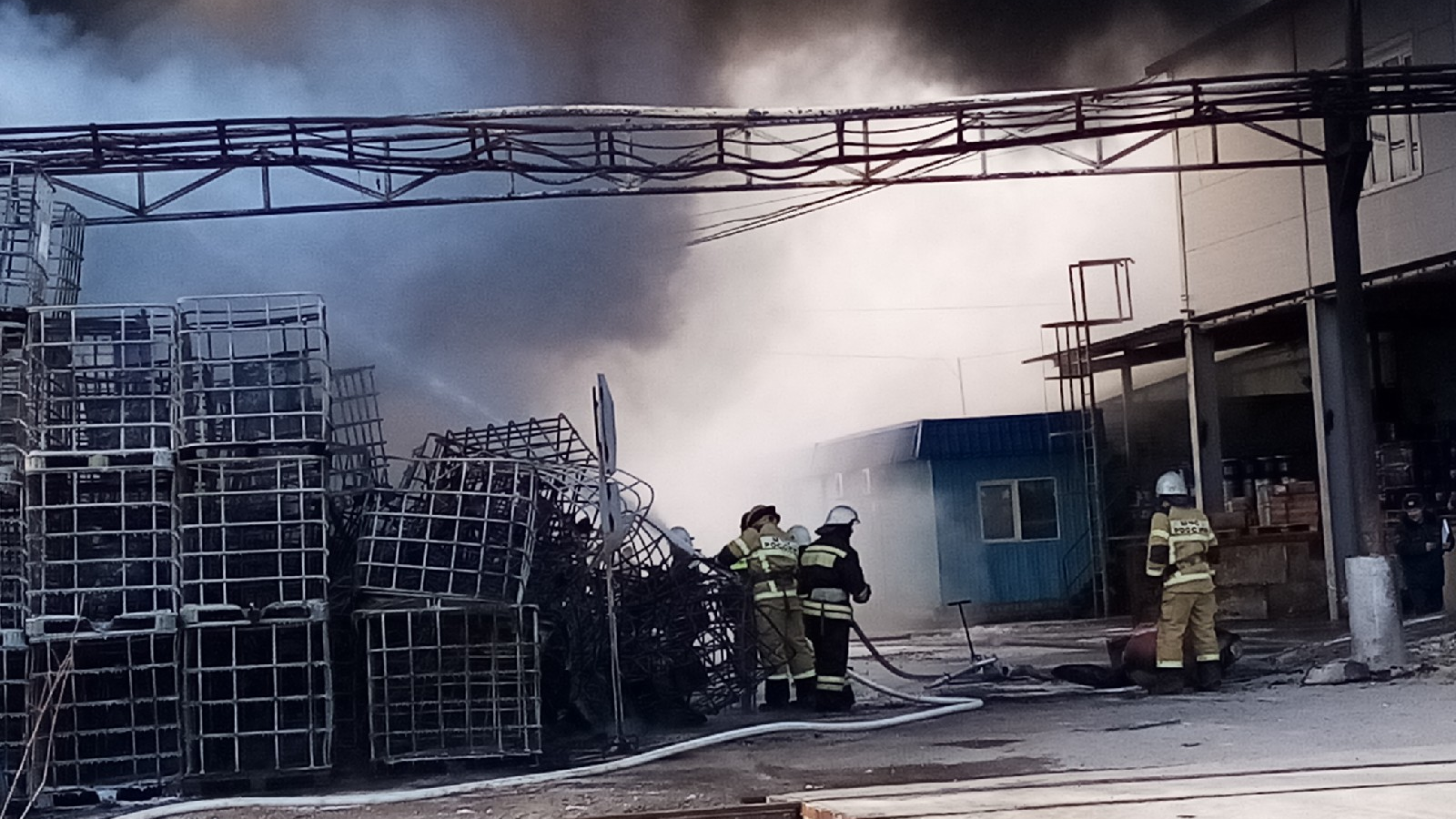 Сети волгограда. Пожар база вит Волгоград. Пожар 30.01.2015. Пожар 30.01.2006. Пожар Хабаровск 30 12 2020.