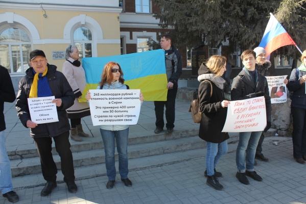На пикет пришло 20 человек — участники выступили против политики милитаризма, а также войн в Сирии и на территории Украины На пикет пришло 20 человек — участники выступили против политики милитаризма, а также войн в Сирии и на территории Украины