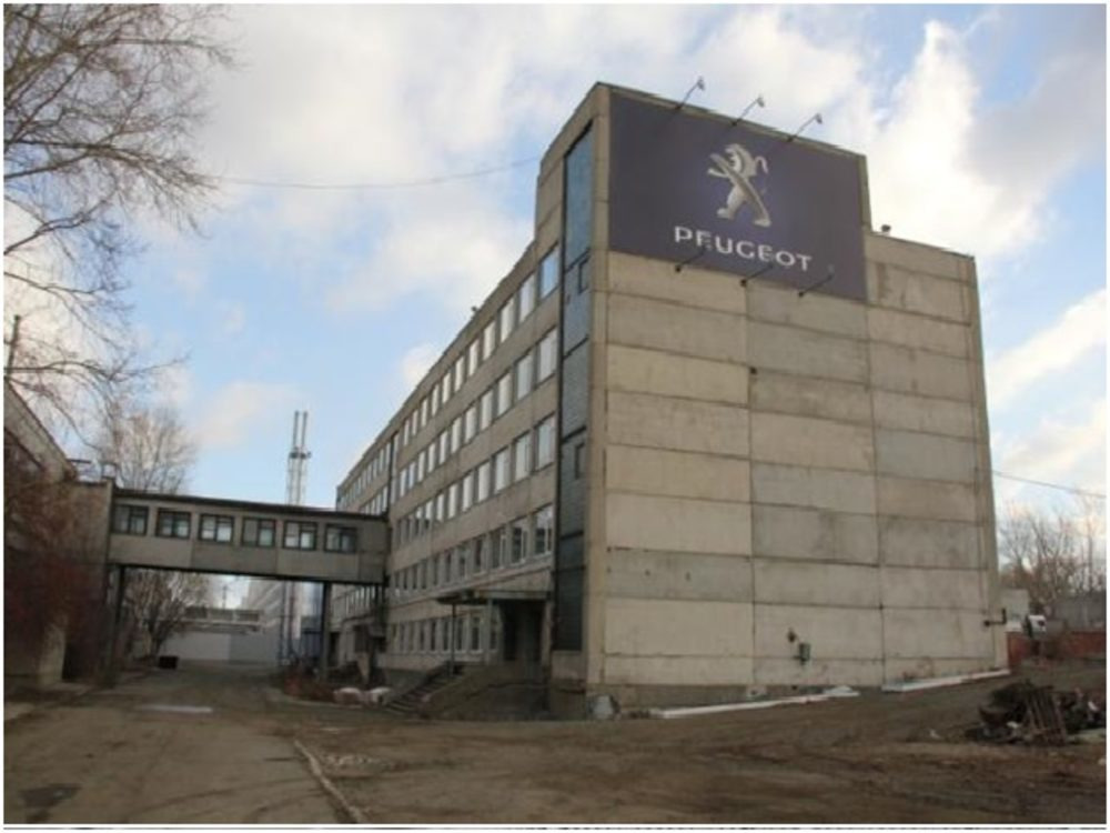 Подешевели вдвое: в Челябинске выставили на продажу автоцентр и склад напротив ТРК «Алмаз»