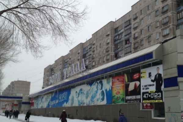 Торговый комплекс пострадал после пожара в феврале этого года Торговый комплекс пострадал после пожара в феврале этого года 