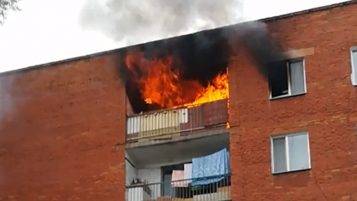 В посёлке Кордный из горящей квартиры на пятом этаже спасли женщину