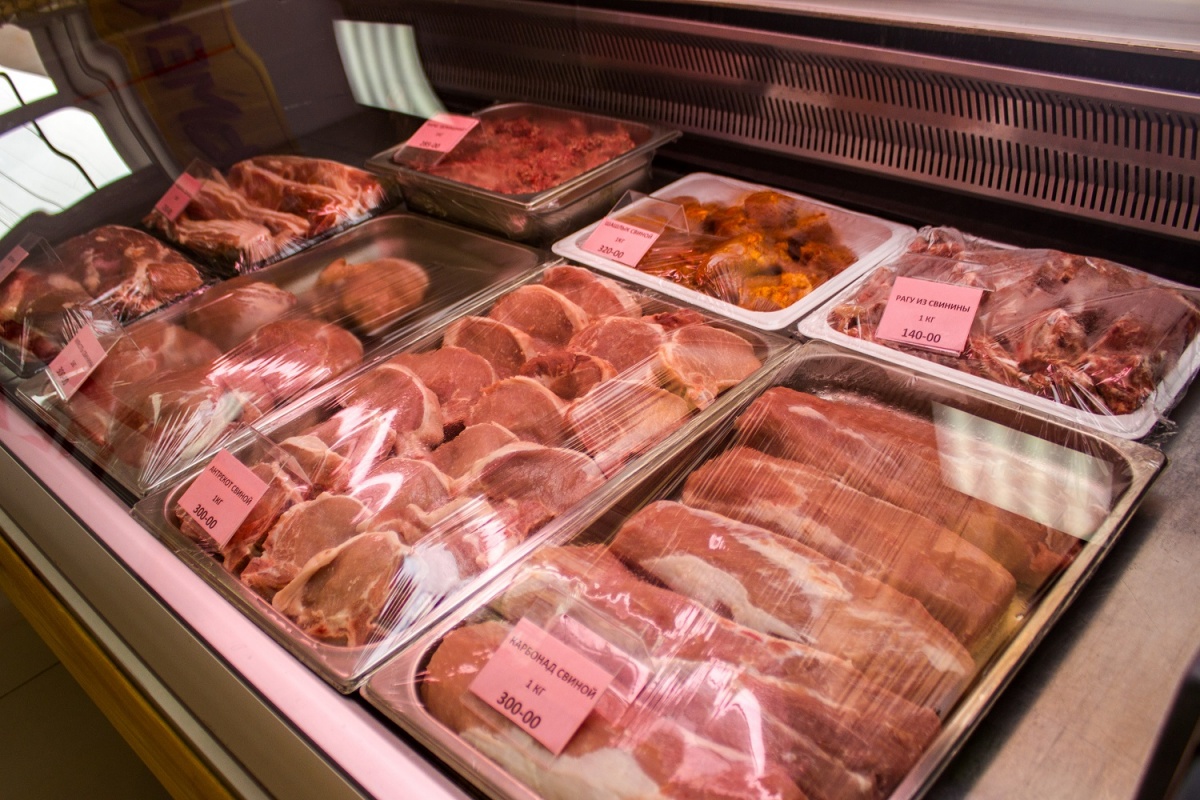 Мясо и пельмени: владелец известного кафе открыл магазин с колбасой собственного копчения