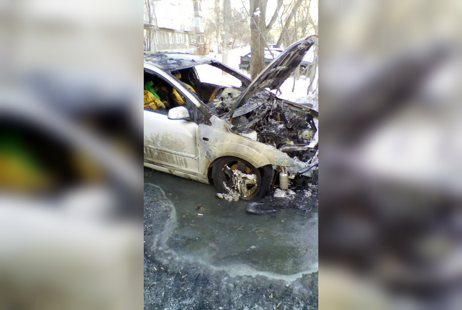 Огонь уничтожил моторный отсек автомобиля и серьёзно повредил салон Огонь уничтожил моторный отсек автомобиля и серьёзно повредил салон