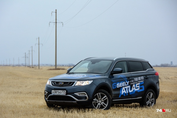 У Geely Atlas неплохой дизайн, китайские корни в котором выдаёт разве что оформление решетки радиатора У Geely Atlas неплохой дизайн, китайские корни в котором выдаёт разве что оформление решетки радиатора