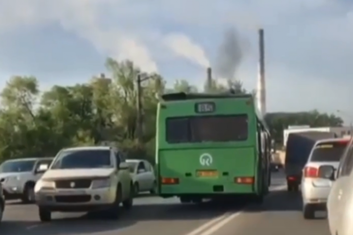 Автобус пересек двойную сплошную Автобус пересек двойную сплошную