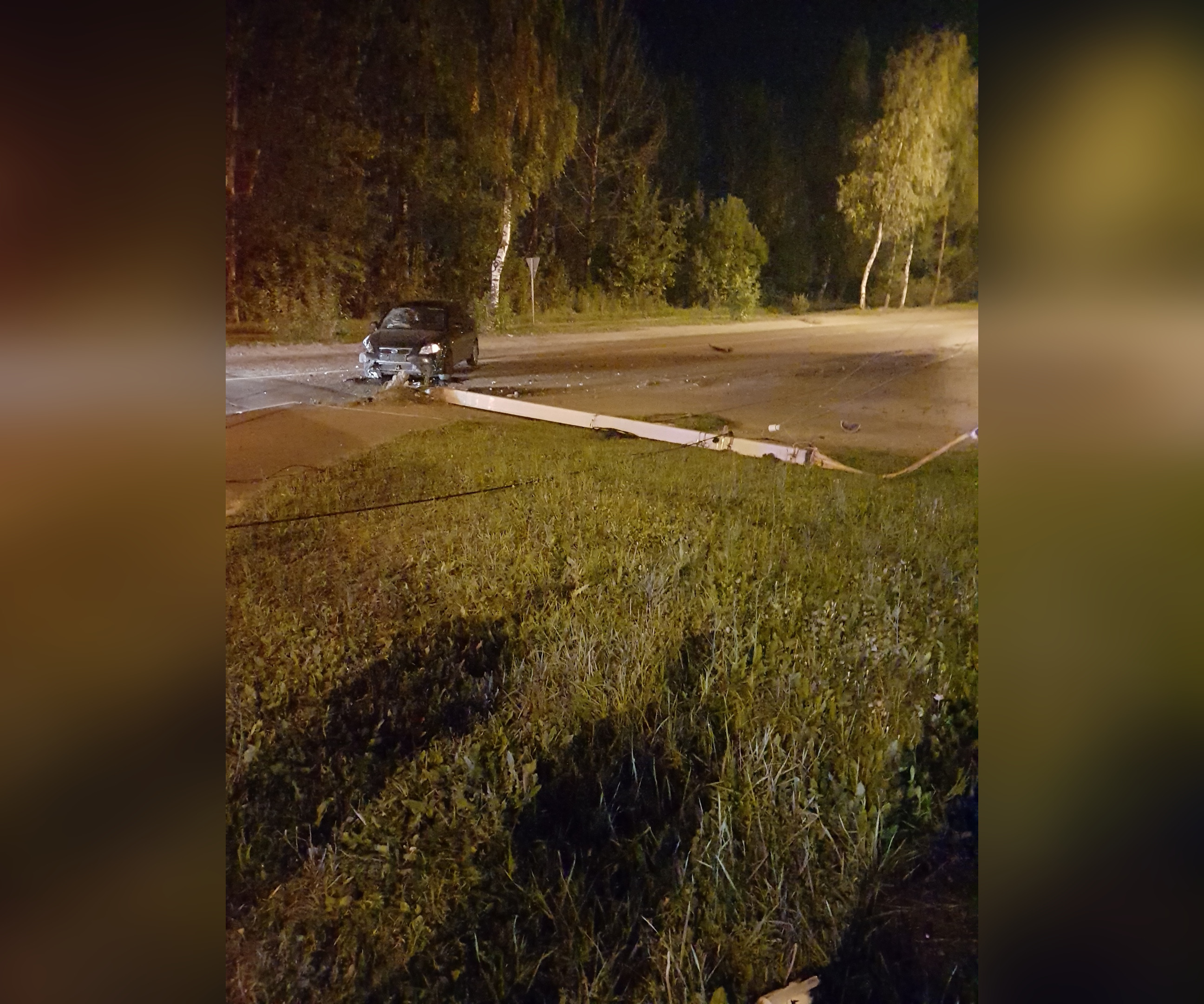 Легковушка повалила столб Легковушка повалила столб 