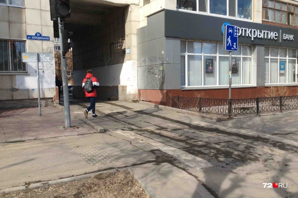 Мужчина переходил дорогу, когда со двора выезжала иномарка Мужчина переходил дорогу, когда со двора выезжала иномарка