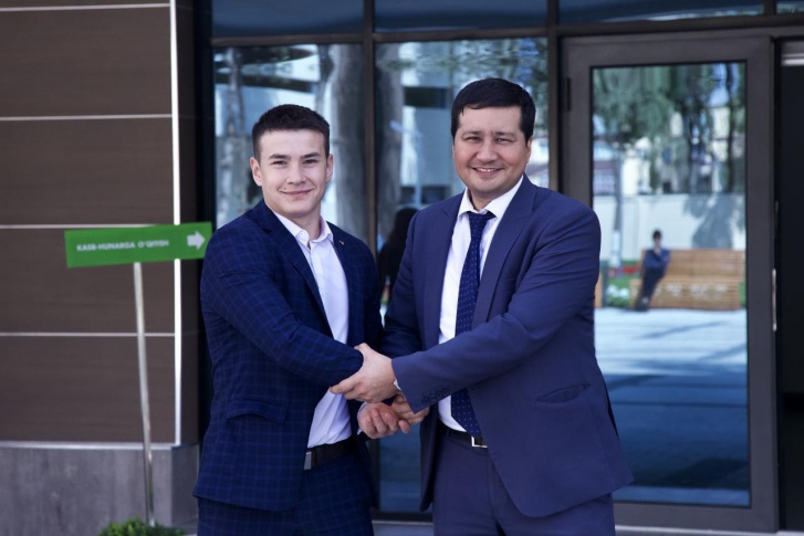 Данил Юлдашев (слева) теперь работает в Министерстве труда Узбекистана