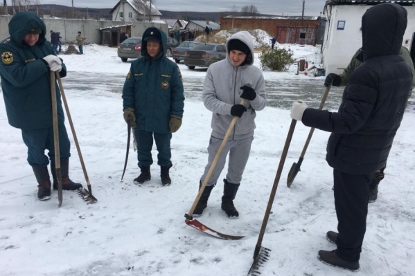 В ноябре спасателям приказали взять косы и триммеры и приехать на уборку травы В ноябре спасателям приказали взять косы и триммеры и приехать на уборку травы