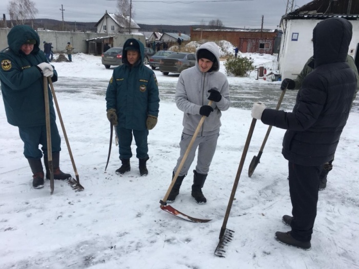 В ноябре спасателям приказали взять косы и триммеры и приехать на уборку травы В ноябре спасателям приказали взять косы и триммеры и приехать на уборку травы