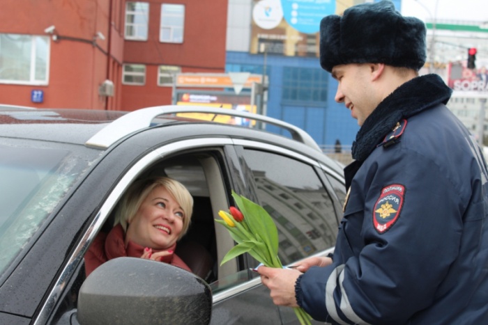 Автоинспекторы поздравили около 20 женщин Автоинспекторы поздравили около 20 женщин