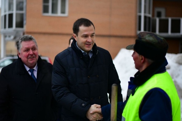 Владимир Волков поблагодарил дворника, который расчистил двор Владимир Волков поблагодарил дворника, который расчистил двор