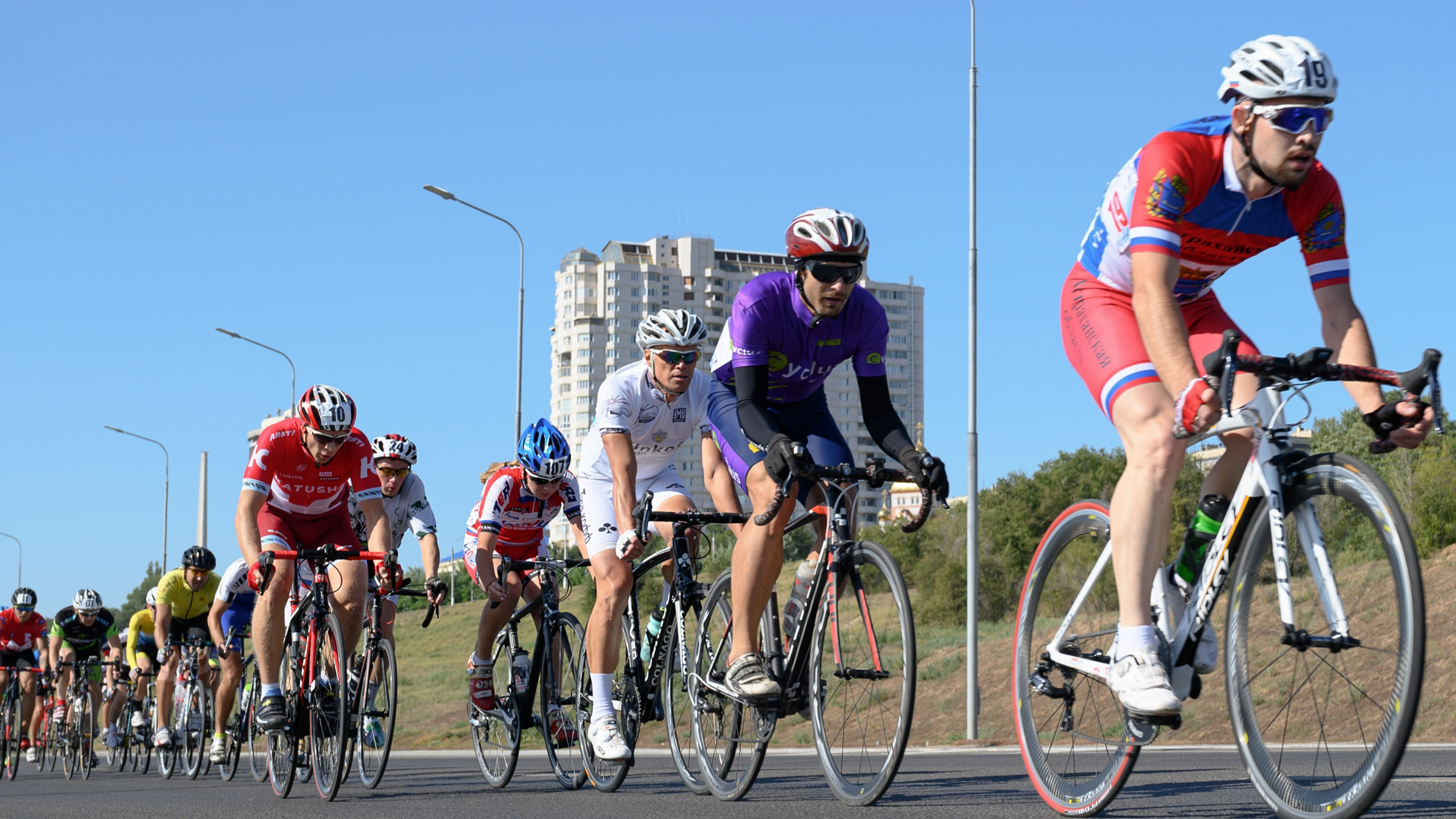 Волгоградцы не выиграли медалей в первой шоссейной велогонке «Волжский ветер» — фоторепортаж
