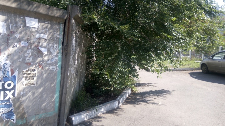 Опасная подпорная стена нависла над тротуаром в «Солнечном»
