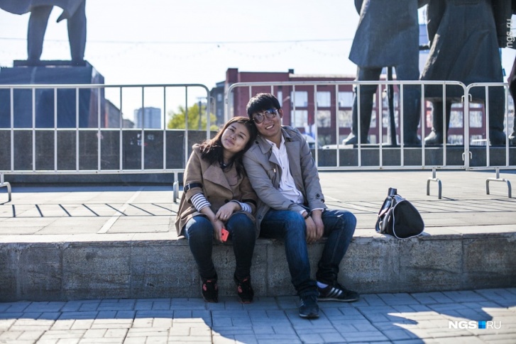 Китайские туристы приезжают в город каждое лето: гиды говорят, что они обязательно фотографируются с каждым Лениным